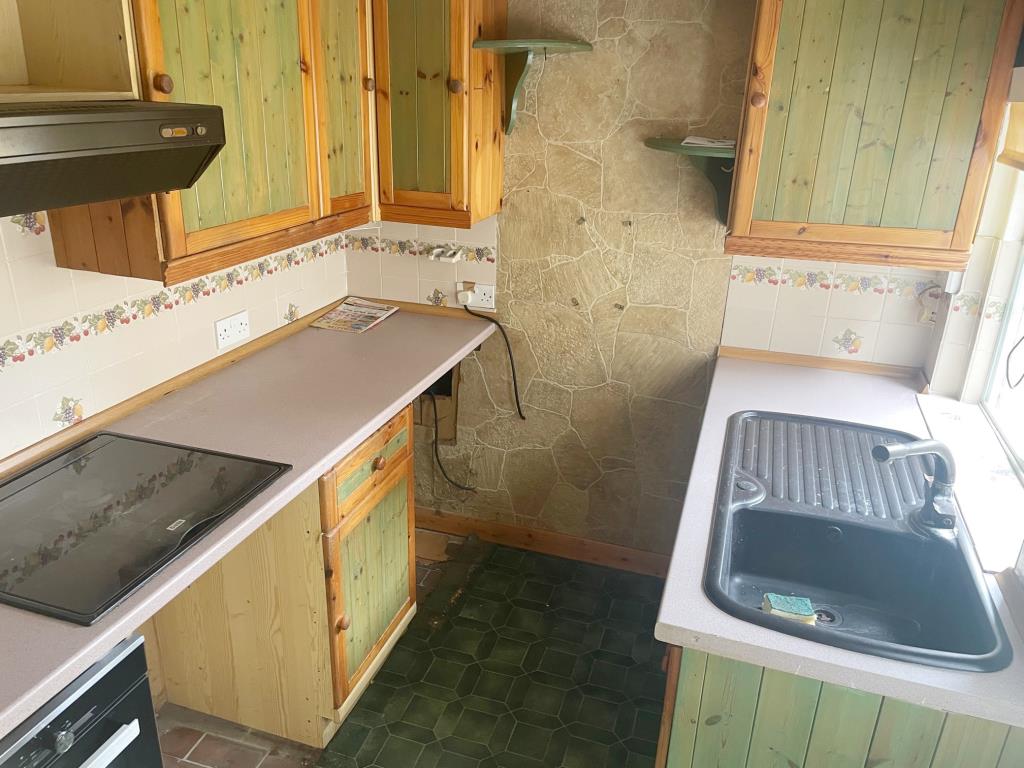 Lot: 26 - END-TERRACE HOUSE FOR IMPROVEMENT -